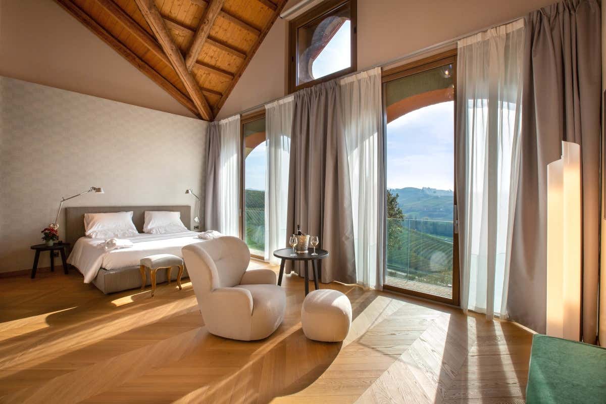 Una delle camere di Cascina Galarej  Cascina Galarej, hotel di charme con vista sui vigneti delle Langhe