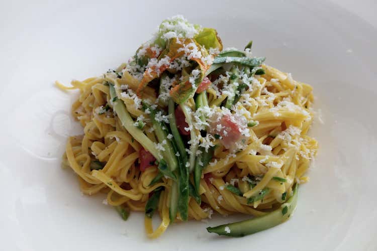 Tajarin con zucchine, cipolla di Tropea e pomodoro (Asti, su Il Cascinalenuovo una stella brilla da 30 anni)