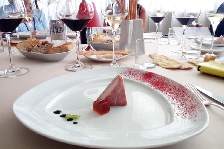 La Millefoglie (lingua di vitello, foie gras e gelatina di Porto), piatto iconico del ristorante (Asti, su Il Cascinalenuovo una stella brilla da 30 anni)