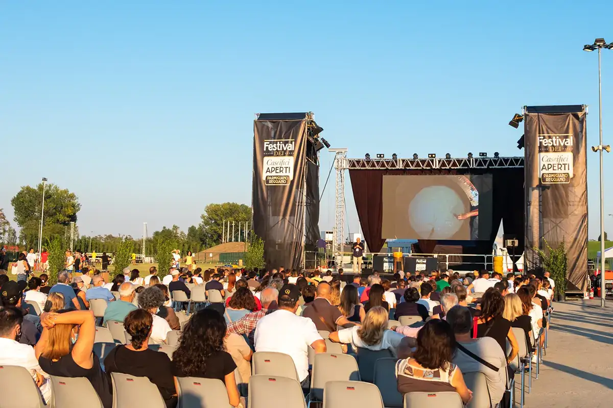 Un momento della kermesse Caseifici Aperti Caseifici Aperti, 30mila persone nel territorio del Parmigiano Reggiano Dop