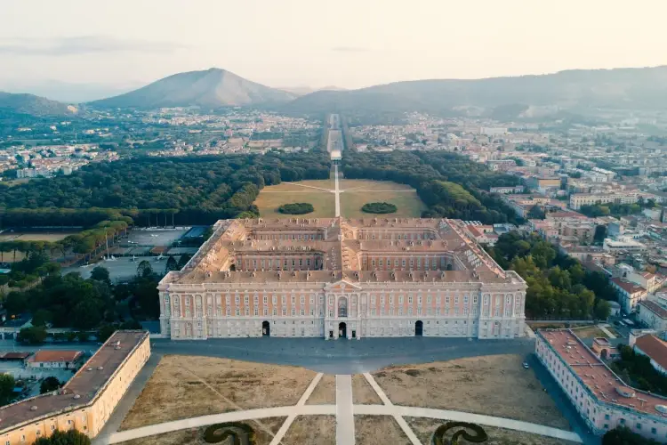 Viaggio tra i 10 palazzi pi&ugrave; lussuosi e belli del mondo