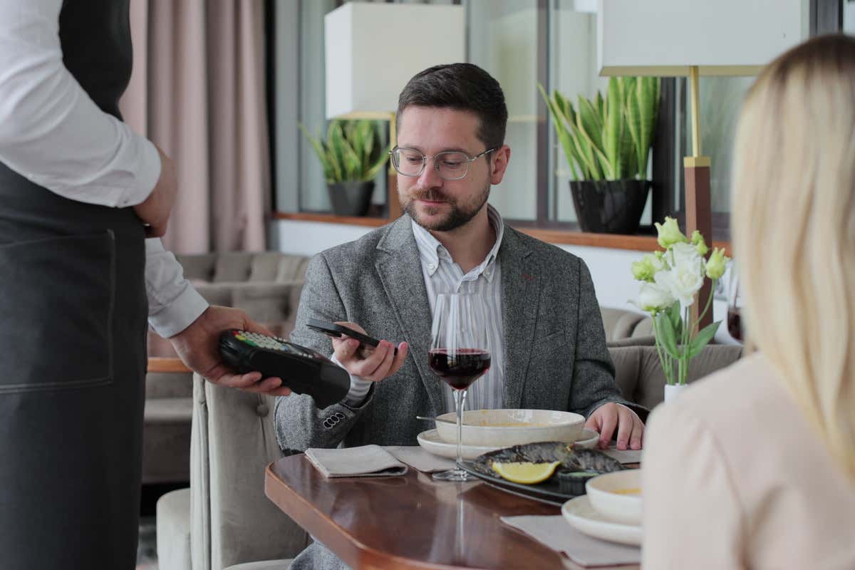 Nel 2025 i pagamenti cashless sono cresciuti ancora in bar, ristoranti e hotel