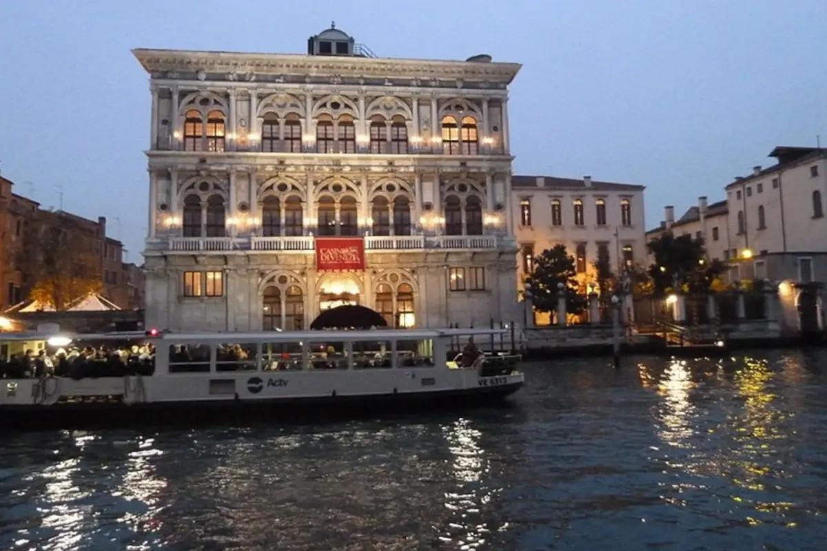 Abxbay, CC BY-SA 3.0, via Wikimedia Commons La sede storica del Casin&ograve; di Venezia in notturna Le sale da gioco oggi: innovazione digitale, eventi e buona tavola