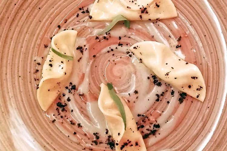 Casoncelli, sedano rapa, dragoncello, blu di Campertogno e insalataro