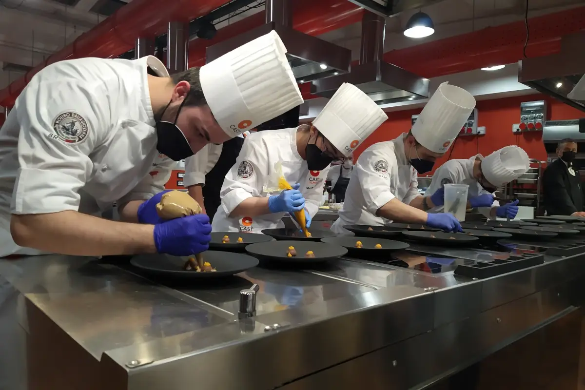 I giovani allievi del corso di Cast alimenti all'opera Cast alimenti: giovani cuochi ai fornelli guidati da Alfio Ghezzi