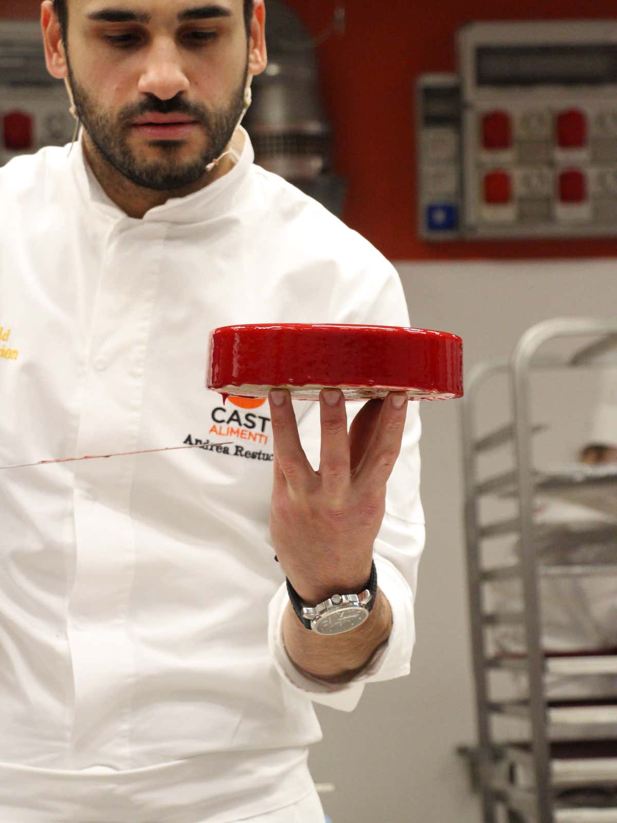 Una torta semifredda, come quella realizzata da Andrea Restuccia, può essere una soluzione abbastanza veloce da preparare per qualsiasi laboratorio di pasticceria