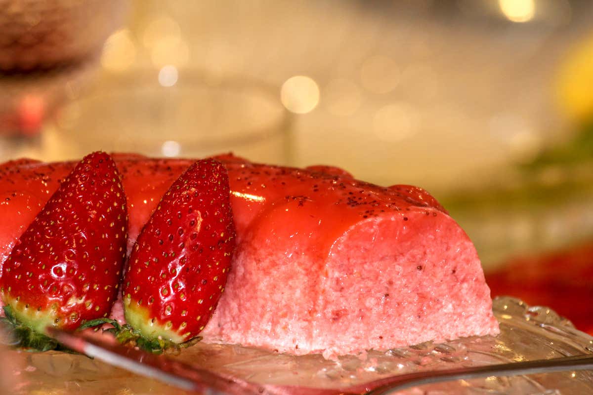 Una torta bavarese alle fragole, un dolce dove l'utilizzo della gelatina trova la sua migliore espressione
