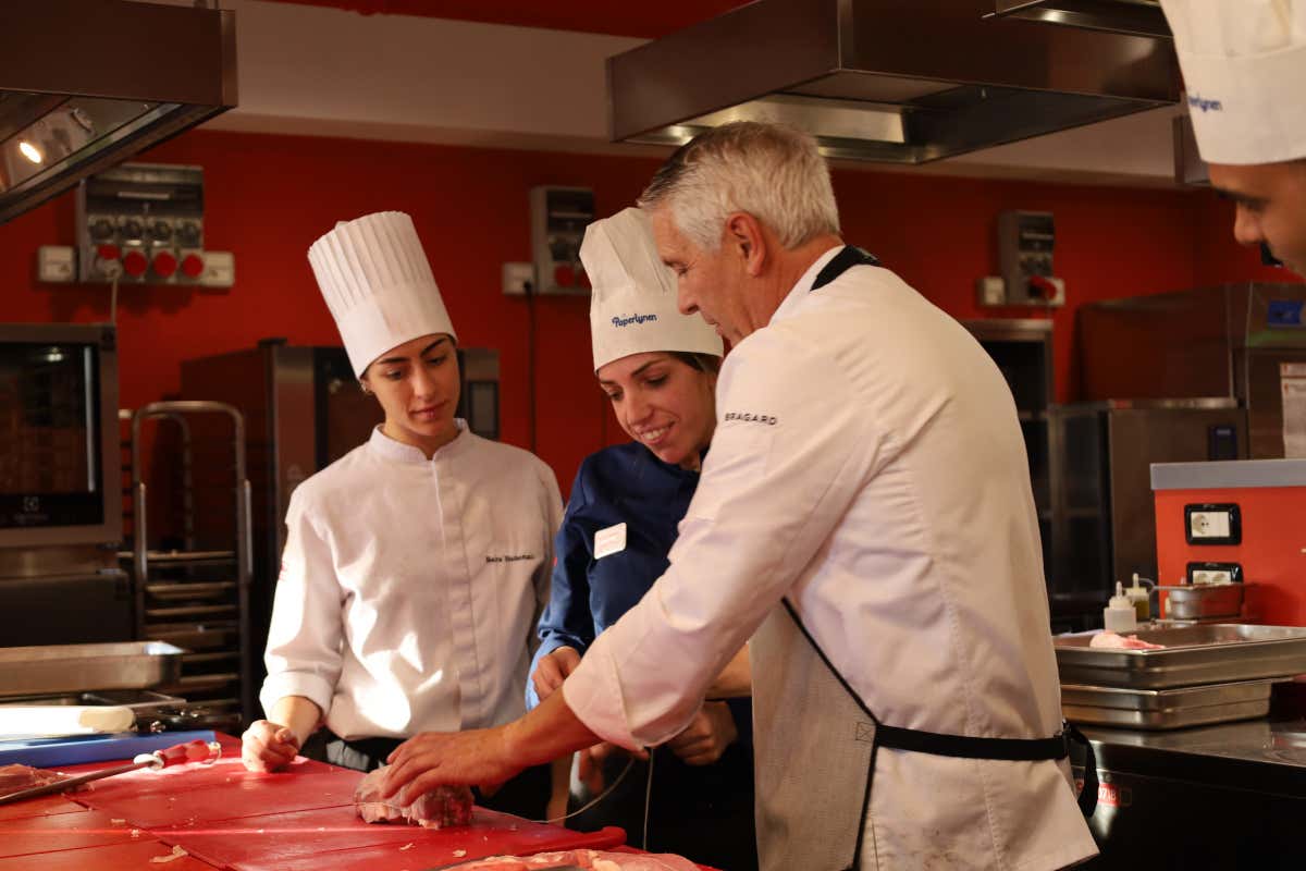 La verità di Martina: «Altro che weekend liberi, in cucina serve fame. O chiudiamo tutti» La verità di Martina: «Altro che weekend liberi, in cucina serve fame. O chiudiamo tutti»