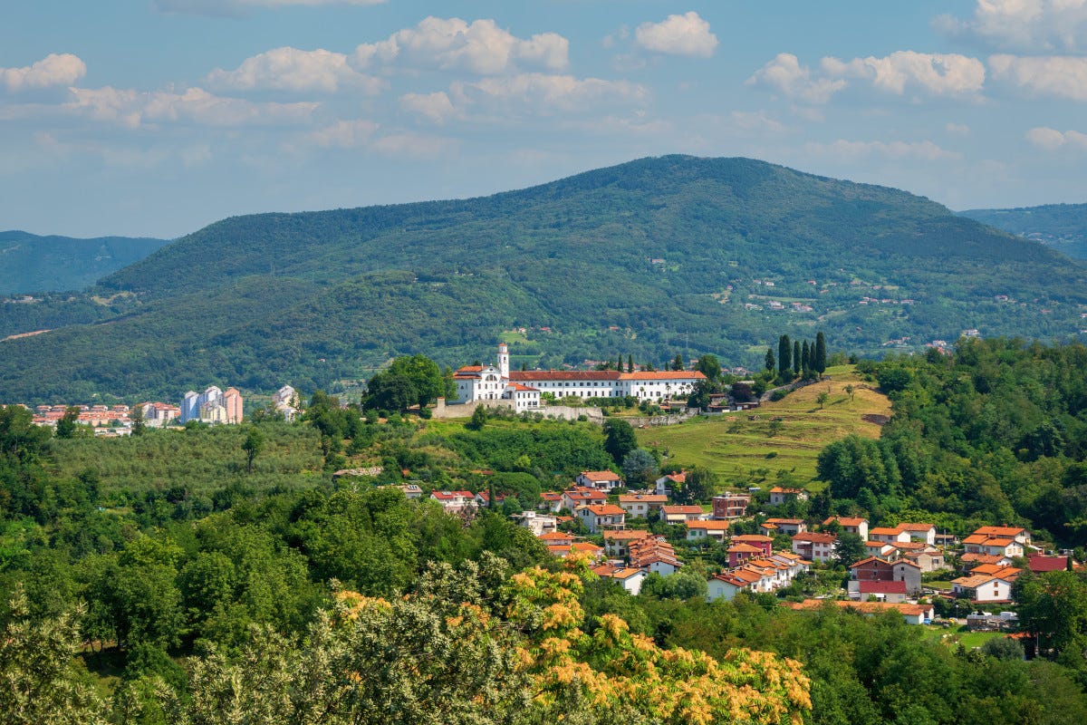 In lontananza il Monastero francescano di Castagnevizza (Kostanjevica) Il catasto dei vini