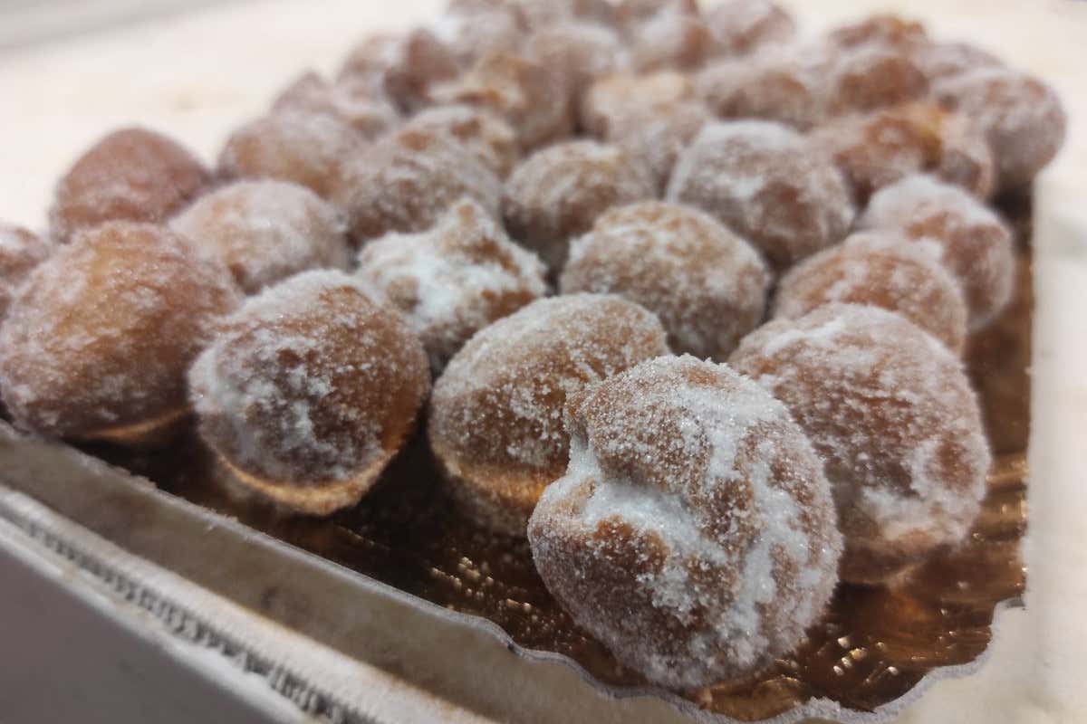 Le castagnole inzuccherate dopo la frittura Venezia, tra i sapori del Carnevale la regina è la frittella