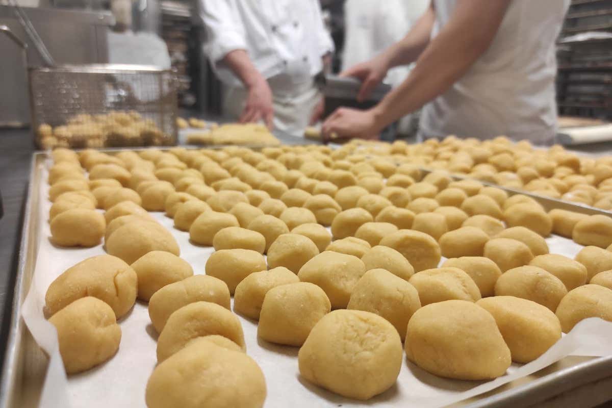 Castagnole pronte per essere fritte Venezia, tra i sapori del Carnevale la regina è la frittella