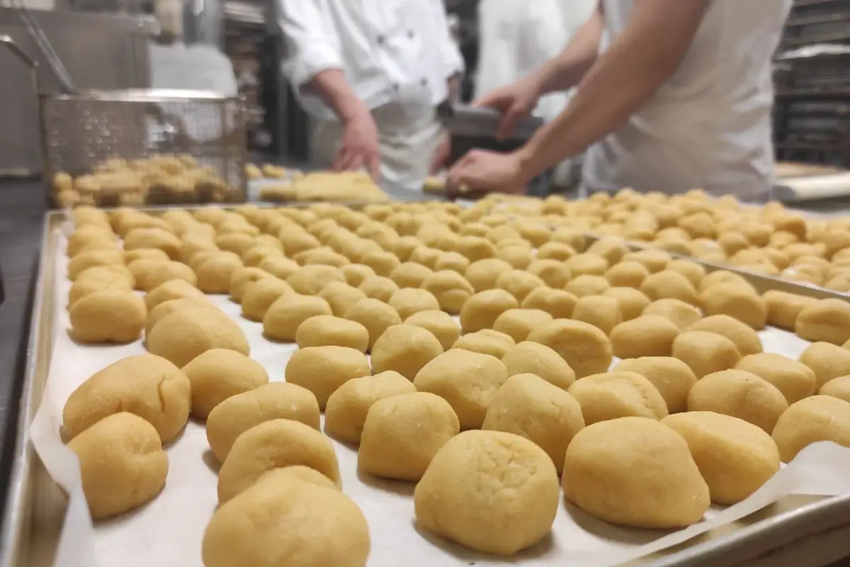 Castagnole pronte per essere fritte Venezia, tra i sapori del Carnevale la regina è la frittella