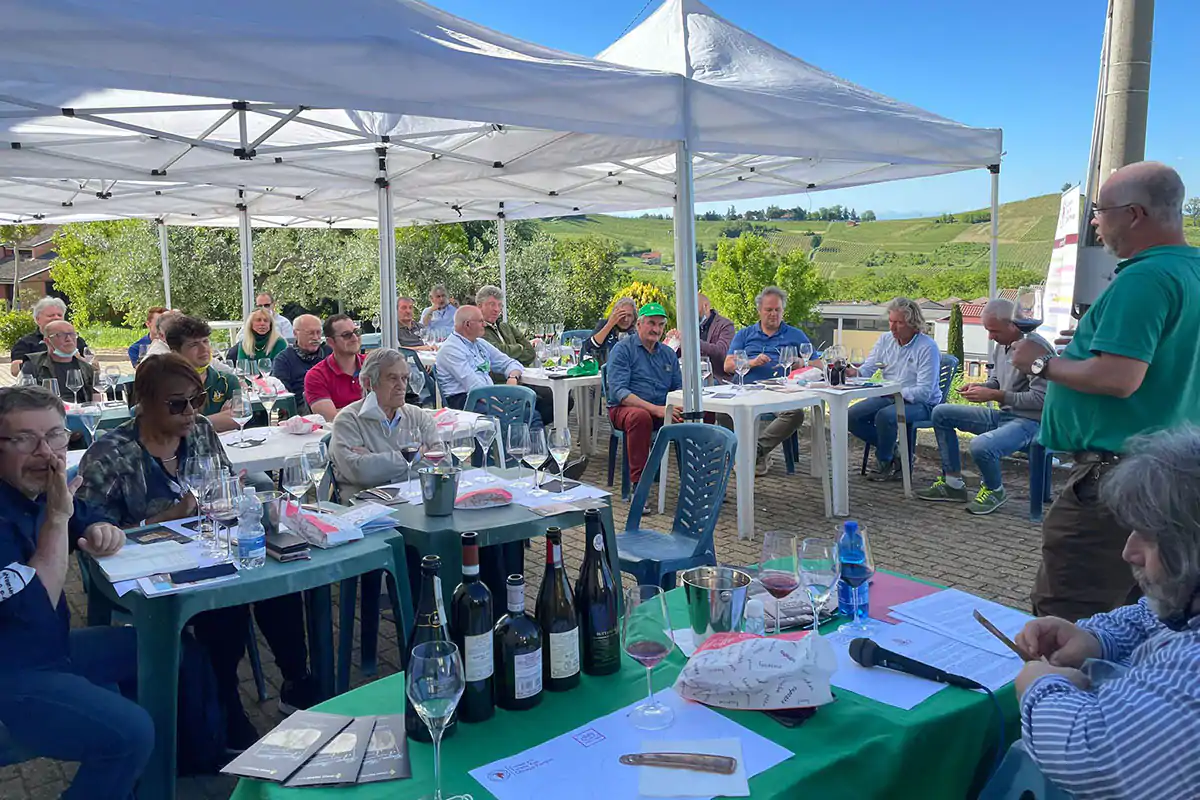 Oltrep&ograve;, terra di vino e di ciclismo Al Giro le eccellenze del territorio