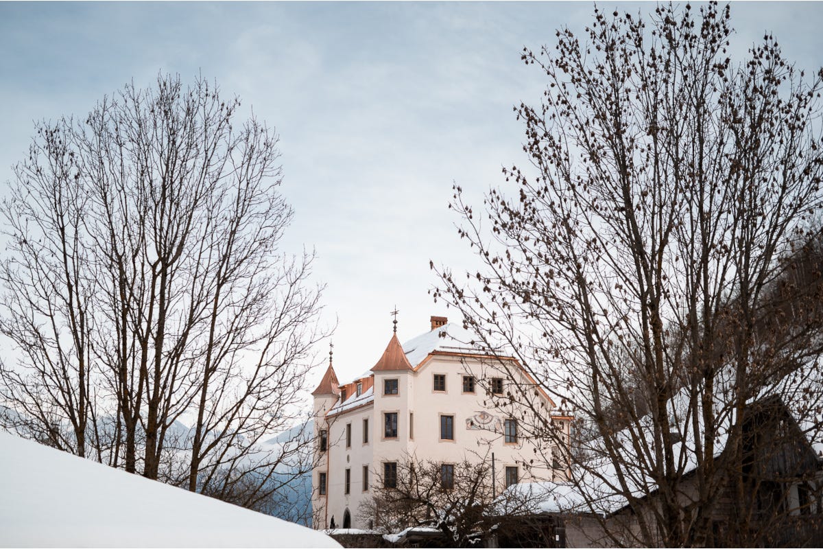 Catsel Maurn avvolto dalla magia della neve A Castel Maurn la favola della Val Pusteria in autunno
