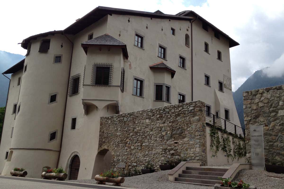 Castel Caldes, maniero gotico, seconda tappa di Trenino dei castelli Trenino dei castelli: un tour fra la storia e il gusto del Trentino Castel Caldes, maniero gotico, seconda tappa di Trenino dei castelli Trenino dei castelli: un tour fra la storia e il gusto del Trentino