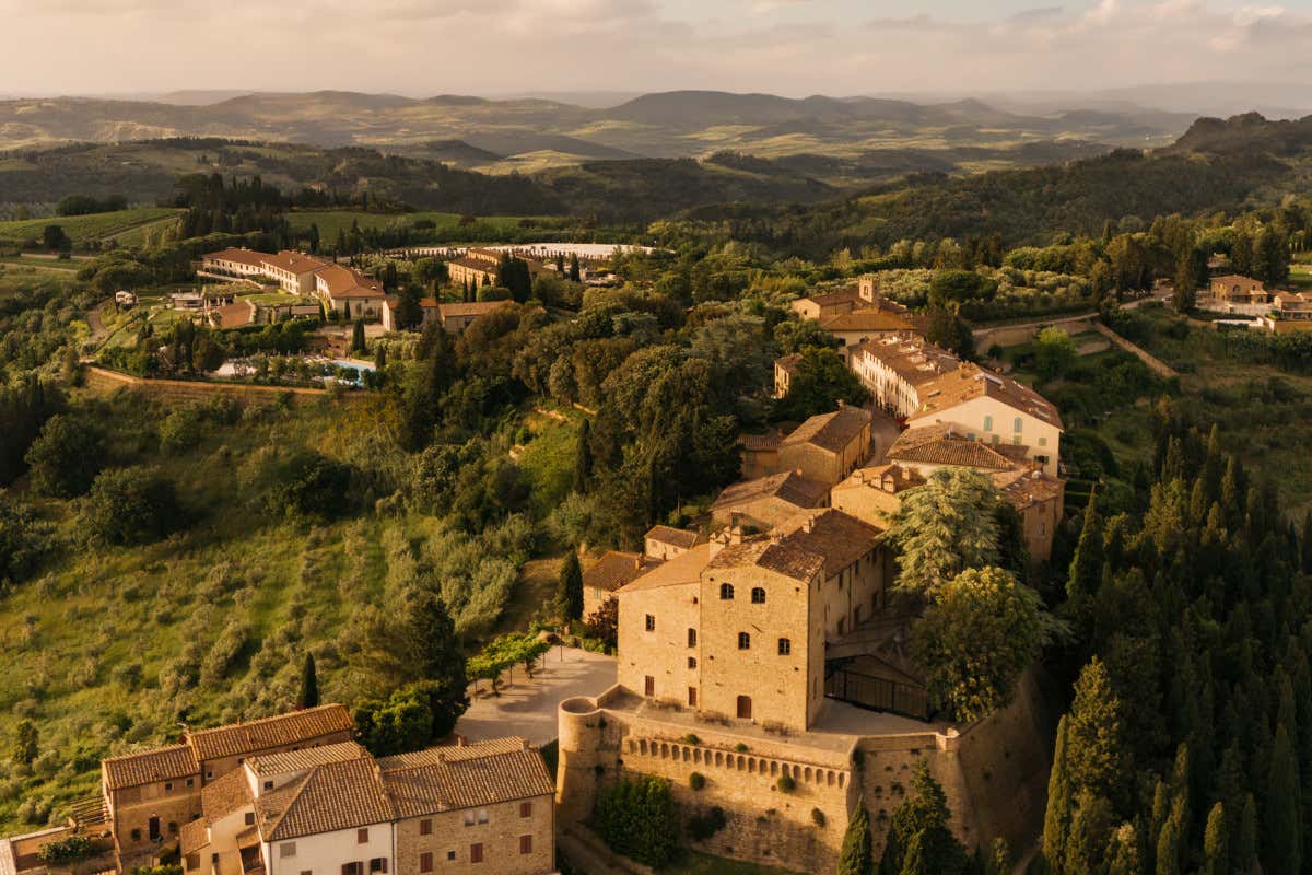 Vista su Castelfalfi, eletto miglior hotel dell'anno 2025 da Preferred Hotels and Resorts Castelfalfi è l'hotel dell'anno 2025 per Preferred Hotels & Resorts