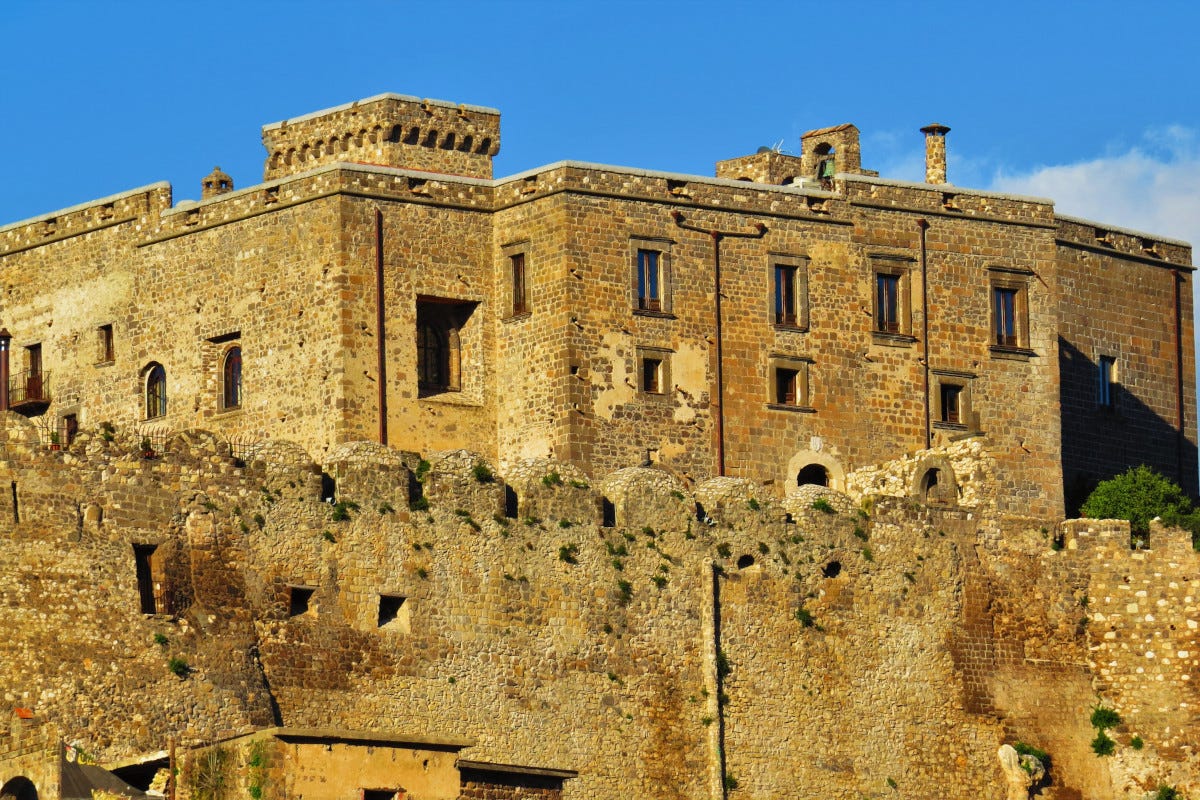 Il Castello di Limatola fonte Wikimedia Sette castelli in Italia dove vivere notti da fiaba