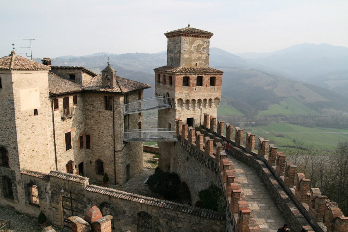 Castello di Vigoleno (fonte commons.wikimedia) Sette castelli in Italia dove vivere notti da fiaba
