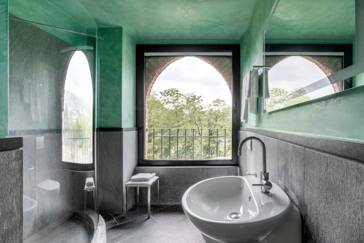 Particolare di una stanza del Relais Castello di Casiglio Il Castello di Casiglio, un relais 4 stelle con 700 anni di storia