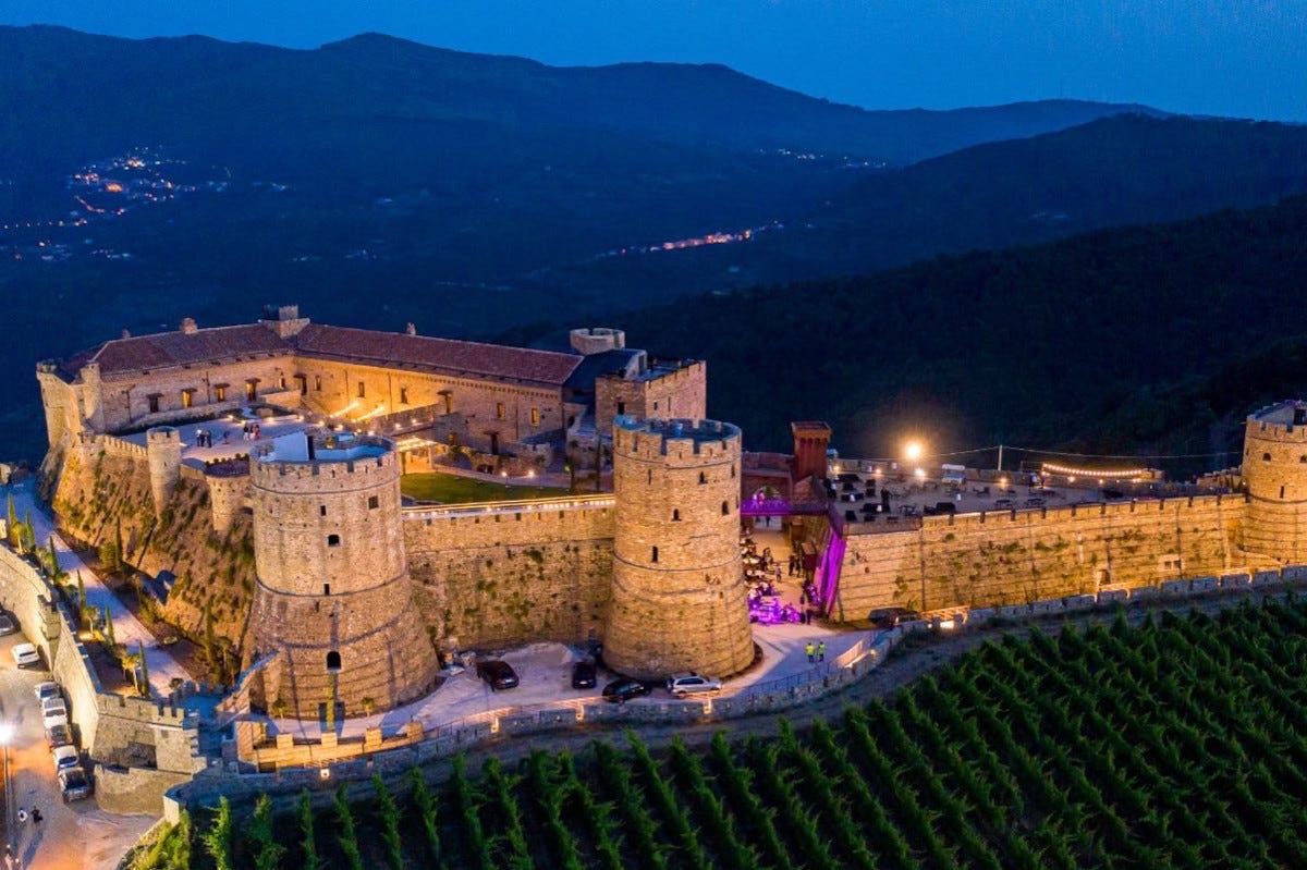 Il fascino del castello in notturna Castello di Rocca Cilento, luogo magico culla della Dieta mediterranea