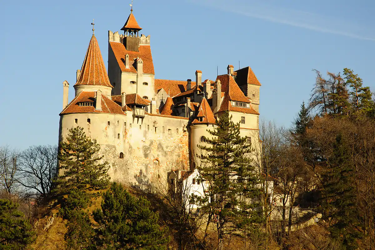 Il castello di Bran diventa anche un centro di vaccinazione Anche Dracula contro il Covid: vaccini ai turisti al castello di Bran
