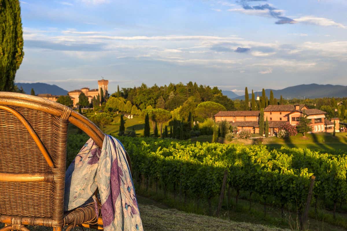 Circondato dalle vigne della tenuta a cui dà il nome Castello di Spessa: soggiorni romantici nel maniero amato da Casanova