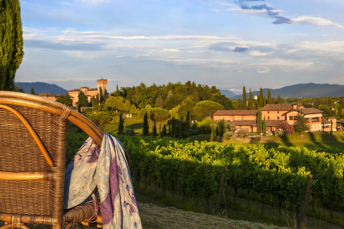 Circondato dalle vigne della tenuta a cui dà il nome Castello di Spessa: soggiorni romantici nel maniero amato da Casanova