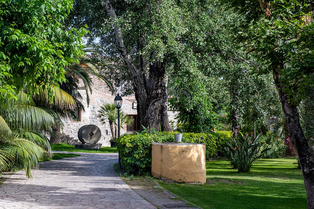 Un castello barocco dove si beve vino nel palmento storico più grande dell’Etna Un castello barocco dove si beve vino nel palmento storico più grande dell’Etna