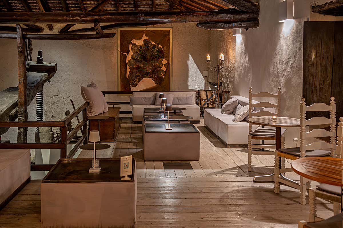 Un castello barocco dove si beve vino nel palmento storico più grande dell’Etna Un castello barocco dove si beve vino nel palmento storico più grande dell’Etna