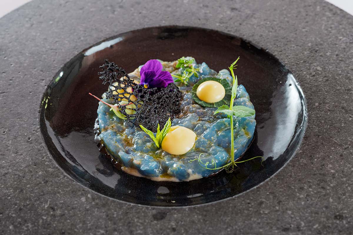 Un castello barocco dove si beve vino nel palmento storico più grande dell’Etna Un castello barocco dove si beve vino nel palmento storico più grande dell’Etna