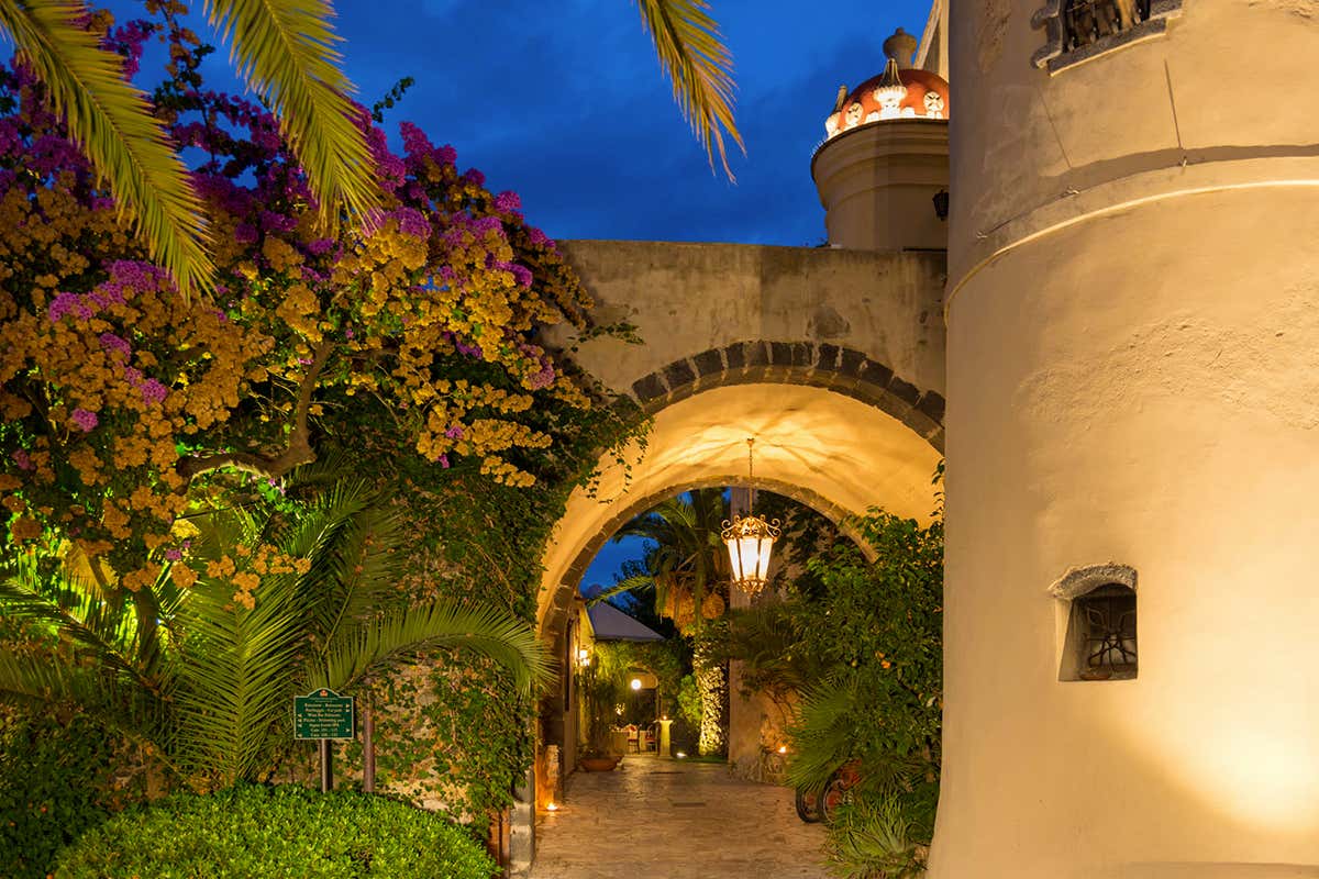 Un castello barocco dove si beve vino nel palmento storico più grande dell’Etna Un castello barocco dove si beve vino nel palmento storico più grande dell’Etna