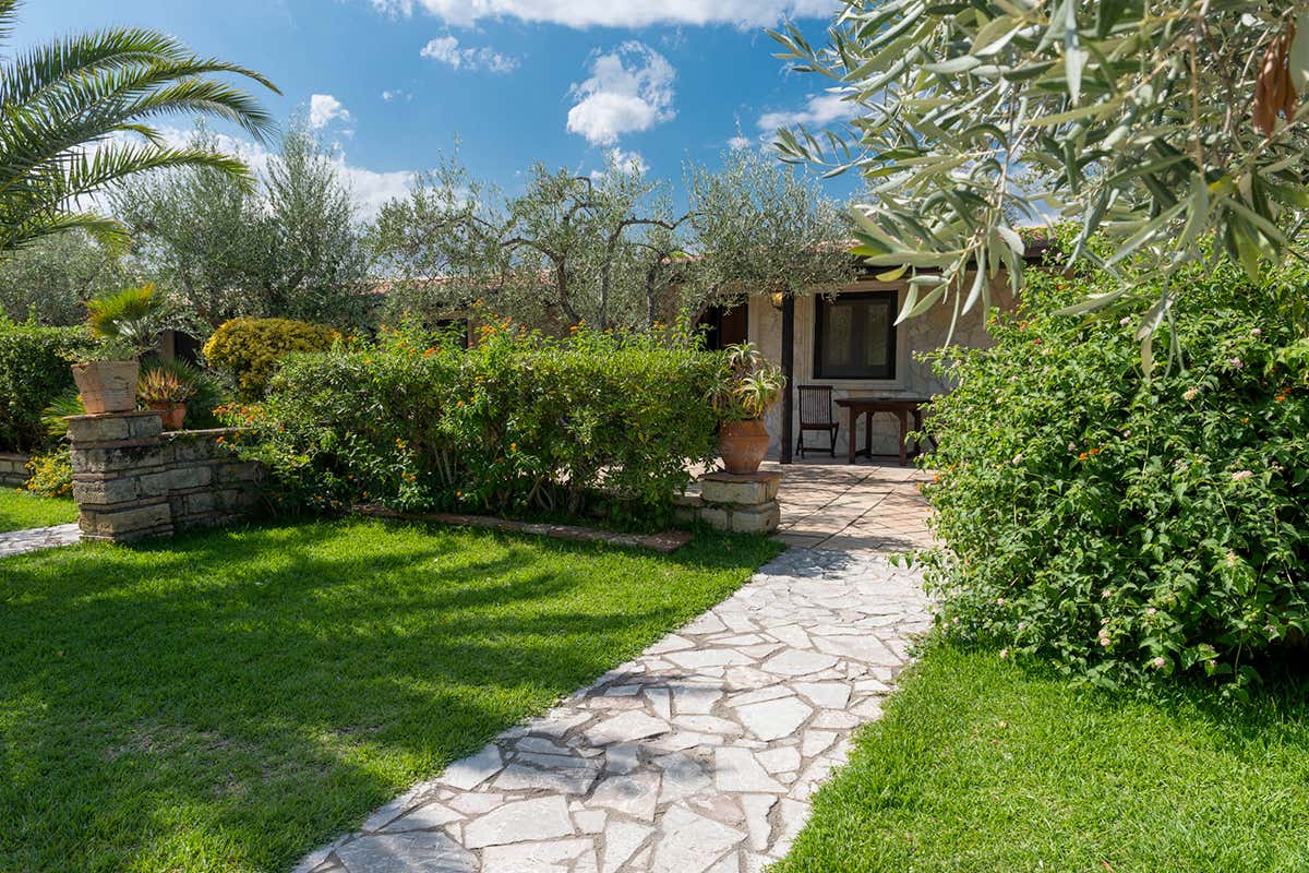 Un castello barocco dove si beve vino nel palmento storico più grande dell’Etna