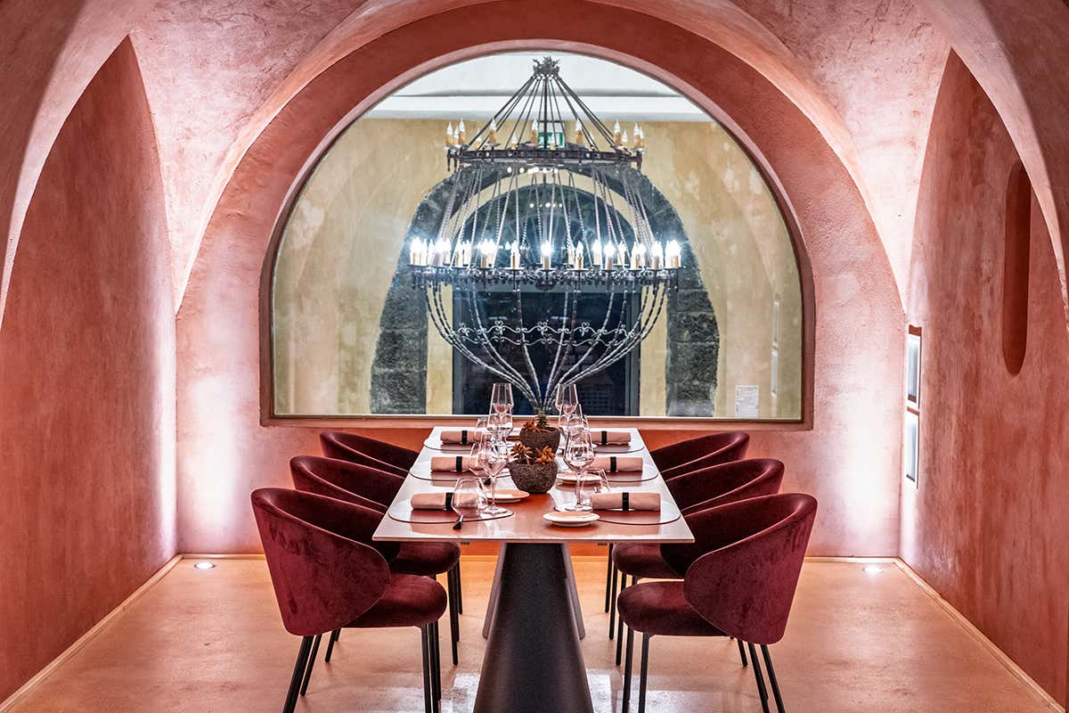 Un castello barocco dove si beve vino nel palmento storico più grande dell’Etna Un castello barocco dove si beve vino nel palmento storico più grande dell’Etna