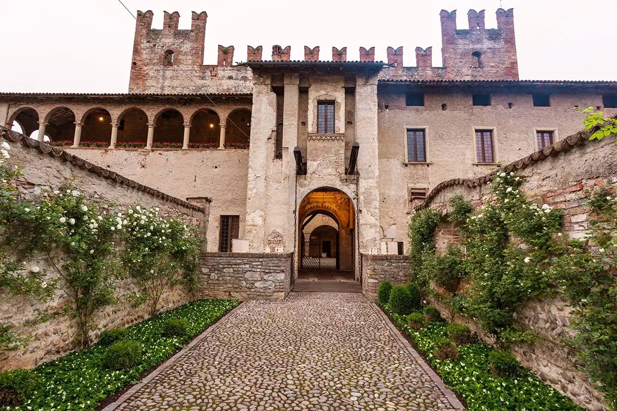 Castello di Malpaga Non credi ai fantasmi? Prima di dirlo, dormi in uno di questi hotel!