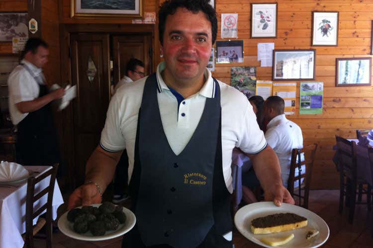 Il patron del ristorante Il Castoro con i tartufi - Con i ristoranti chiusi alle 18 crollano i prezzi del tartufo (-30%)