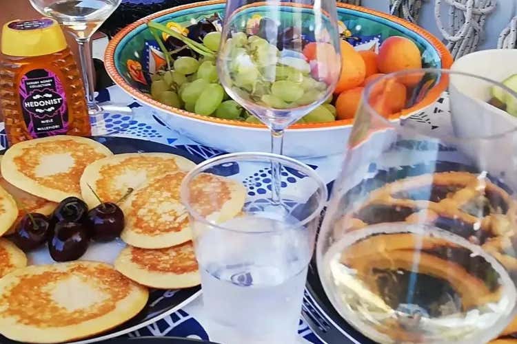 Colazione a bordo Alla scoperta del lago di Bracciano in catamarano