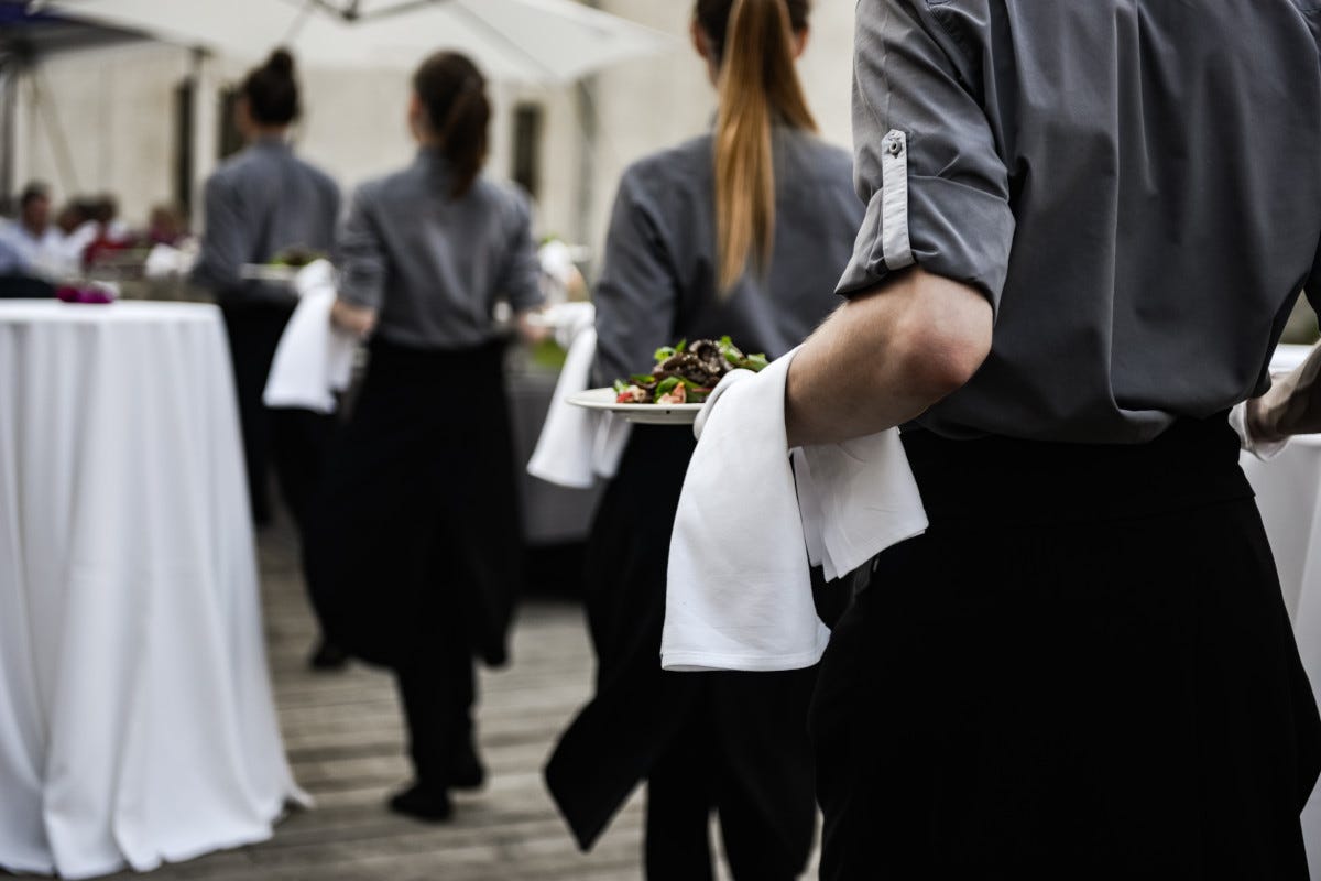 A Bosa 11 lavoratori in nero nel catering: due avevano il reddito di cittadinanza