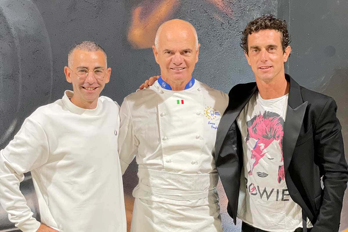 Enrico Derflingher fra l'artista Andrea Ravo Mattoni (a sinistra) e il crossista Vanni Oddera (a destra) La squadra Euro-Toques capitanata da Derflingher protagonista nel Varesino