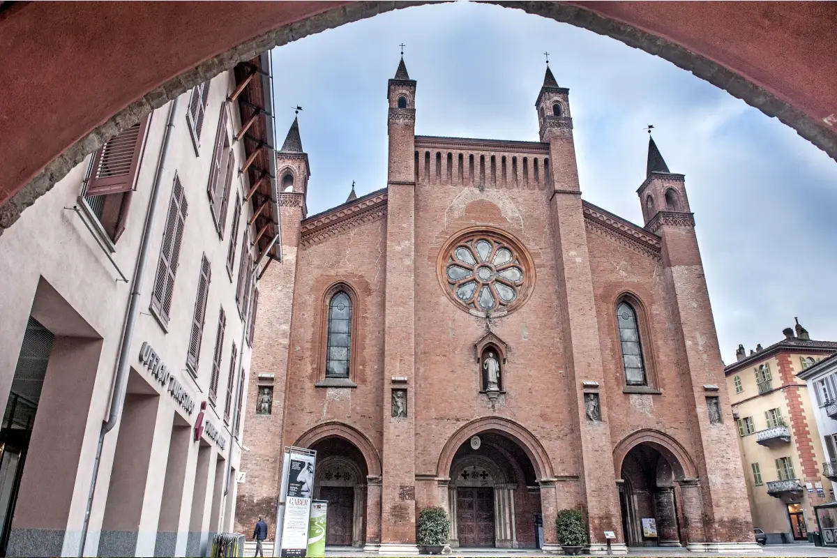 La Cattedrale (foto Stefania Spadoni) Alba, paesaggi incantevoli per un turismo slow e di qualit&agrave;