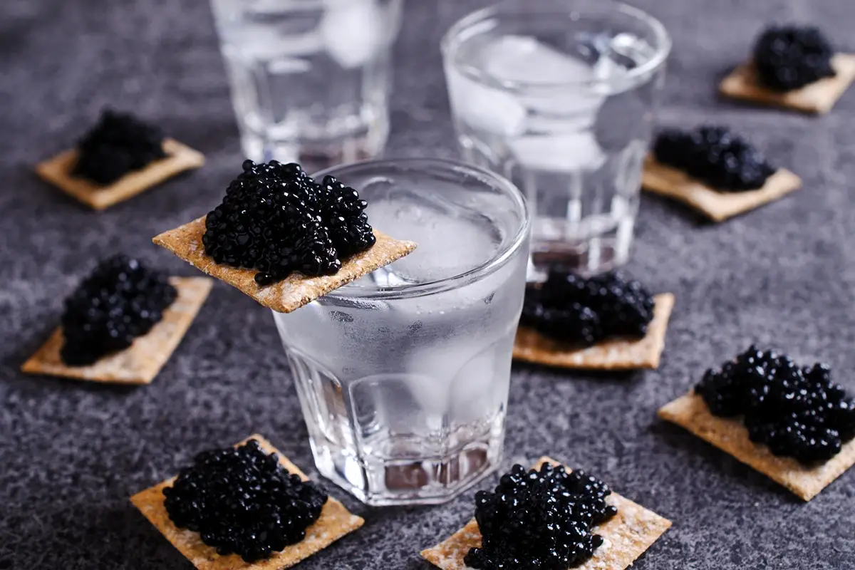 Caviale e vodka: gli Usa bloccano l&rsquo;import dalla Russia&nbsp; L&rsquo;America vieta vodka e caviale russo: l&rsquo;occasione per l&rsquo;oro nero italiano