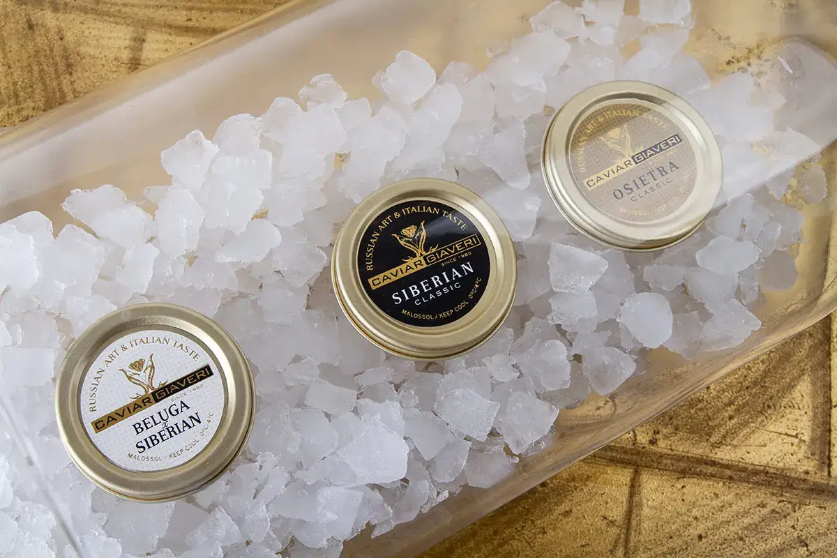 Per servire il caviale &egrave; importante mantenere il prodotto fresco: l&rsquo;ideale &egrave; appoggiare direttamente la confezione su un letto di ghiaccio Una Golden Box per festeggiare all&rsquo;insegna del Made in Italy