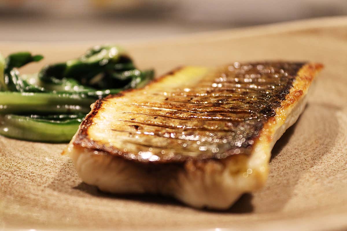 Cefalo cerina alla plancia con bietole appena spadellate Crudo Bar, più di un ristorante: una piccola “rada” sul mare