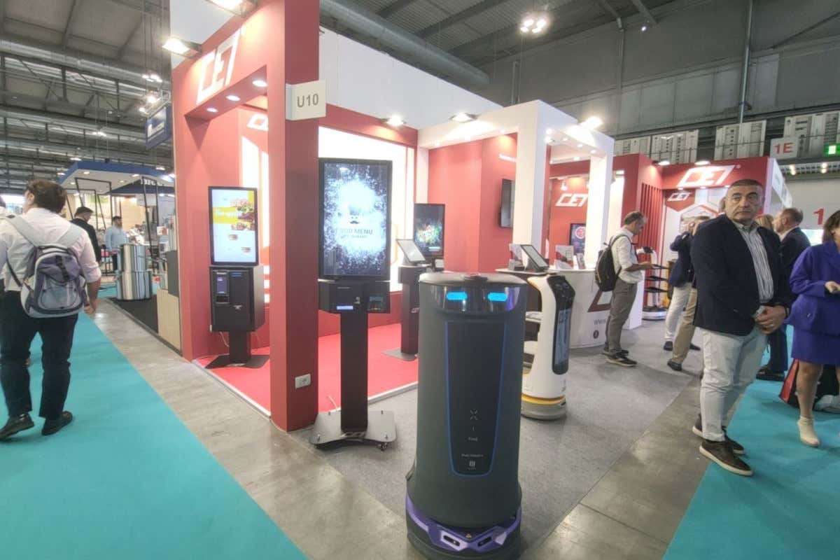 Il futuro è più vicino con CEI Systems e il robot che fa servizio in camera
