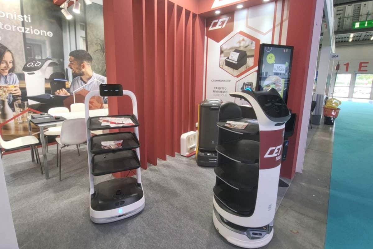 Il futuro è più vicino con CEI Systems e il robot che fa servizio in camera
