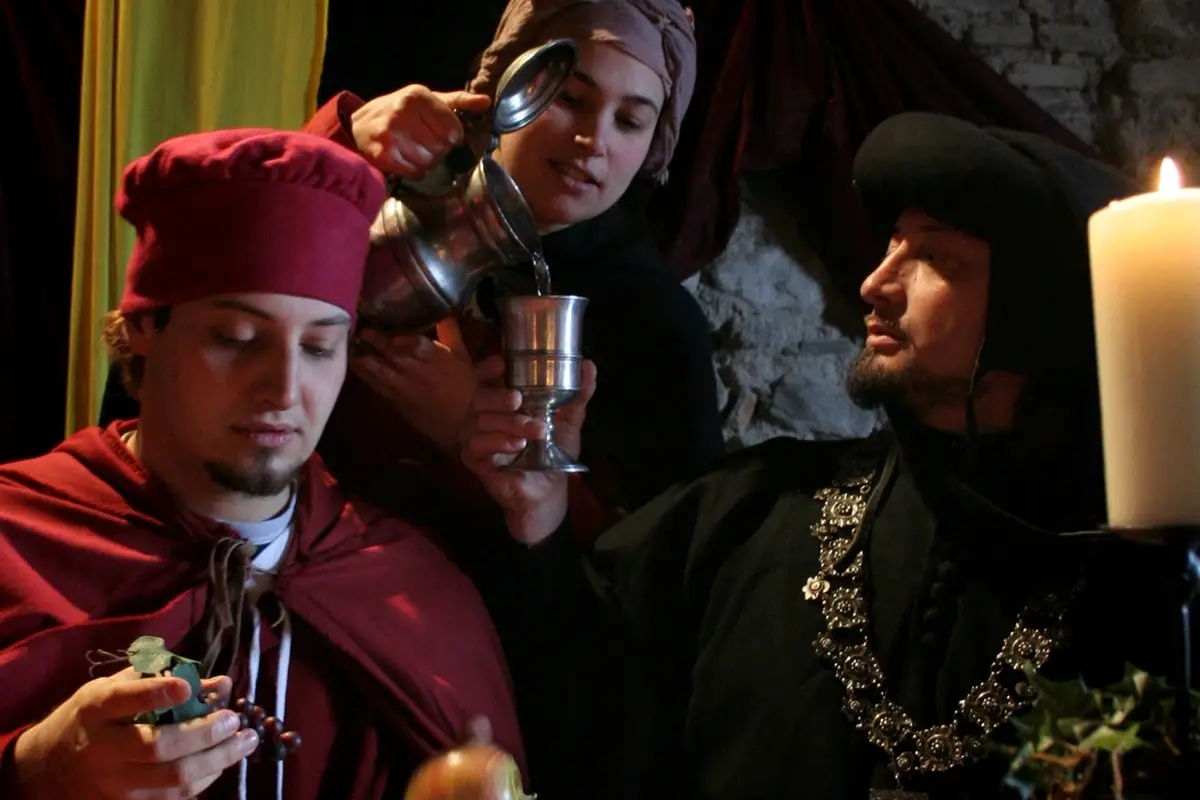 Cena in costume al castello San Valentino diverso? Che ne dici di una cena in costume al castello (con delitto)?