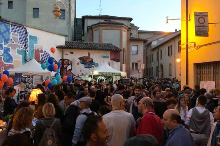 (La cena itinerante di Faenza Tre giorni di cucina e arte in piazza)