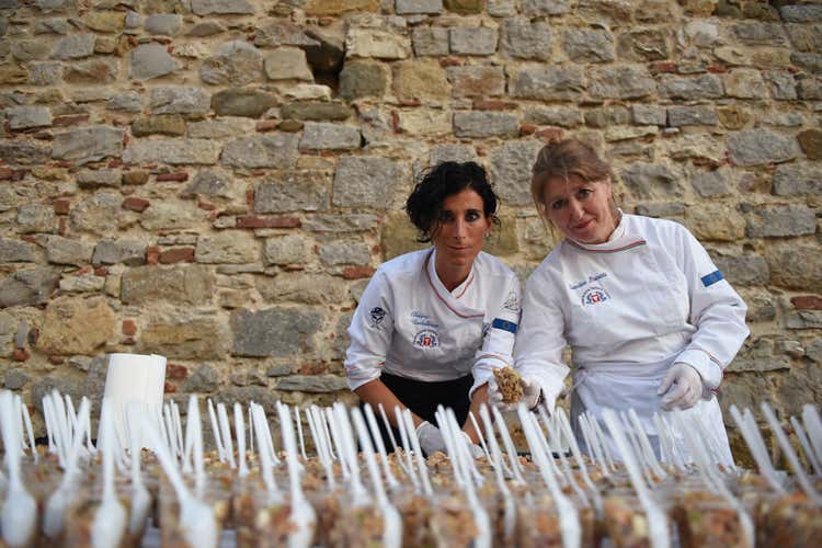 Chiara Castellucci e Sandra Pacetti (Cena di Lucignano, un successo firmato dai cuochi di Euro-Toques)