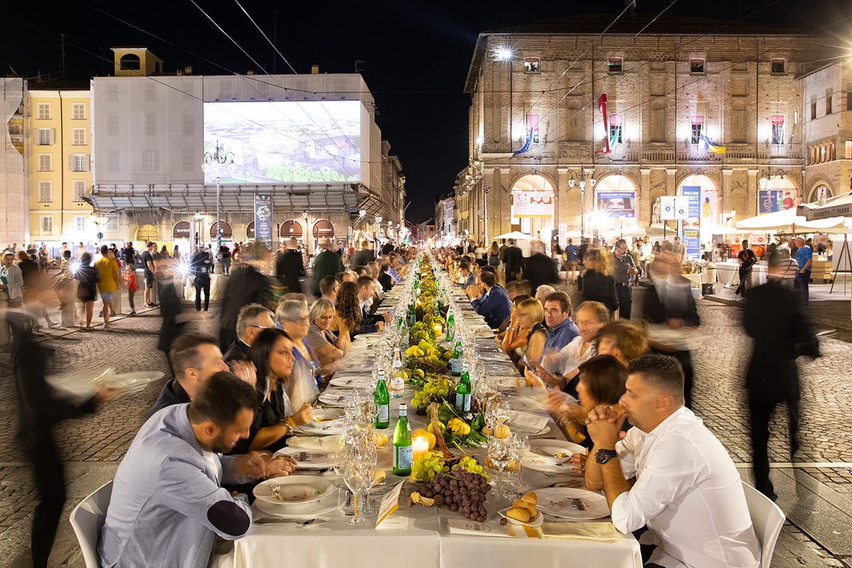 La cena dei Mille si sviluppa lungo 400 metri  Torna a Parma la Cena dei Mille
