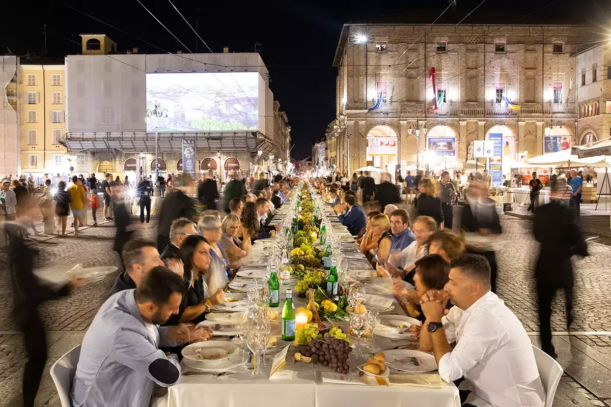 La cena dei Mille si sviluppa lungo 400 metri Torna a Parma la Cena dei Mille