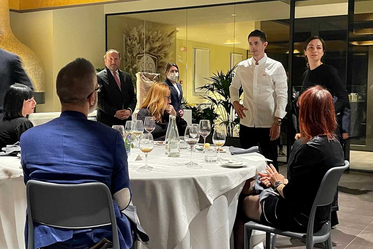 Lo chef Michelangelo Mammoliti alla cena di presentazione del progetto Oro di Macina Academy Molino Vigevano, una cena per dare avvio all'Oro di Macina Academy